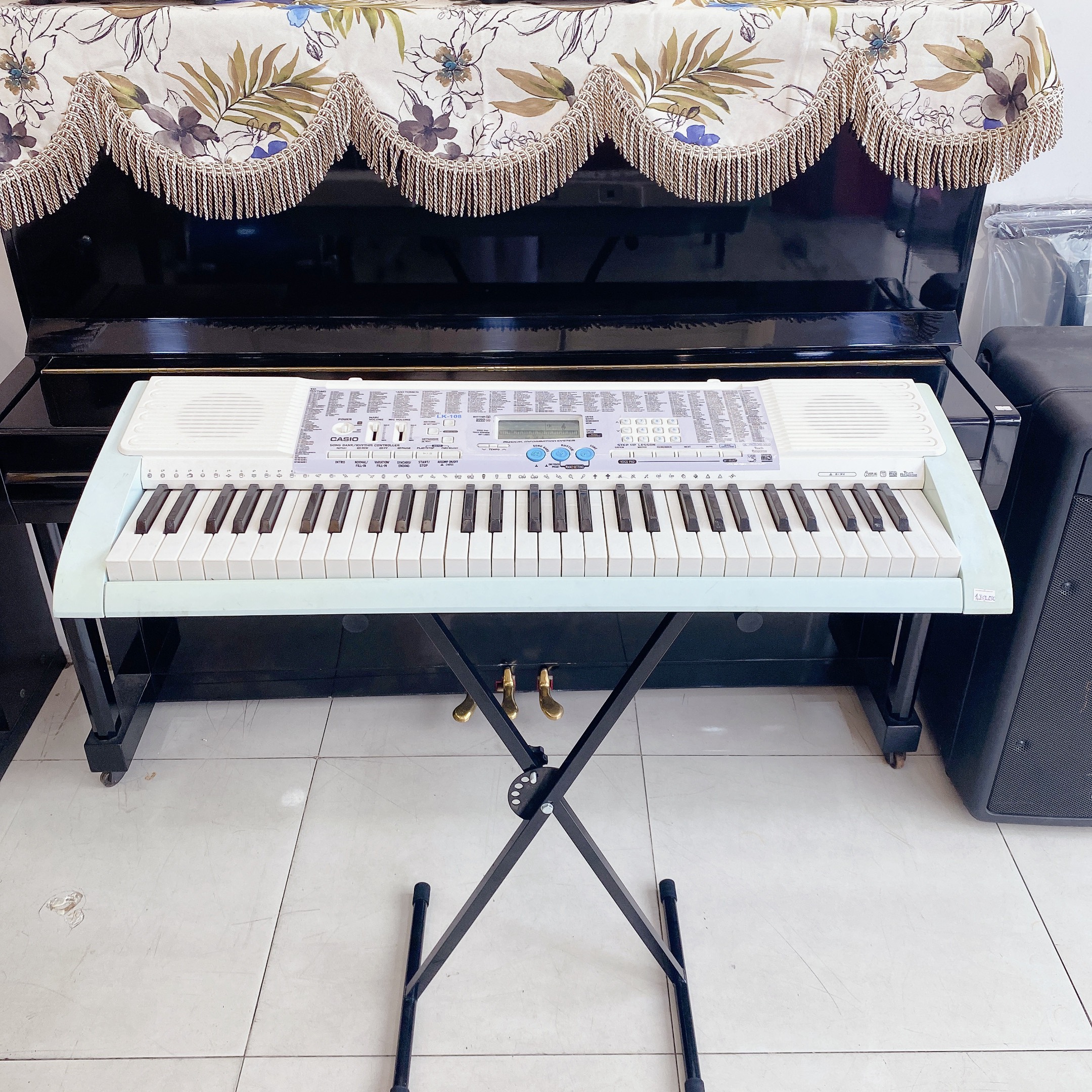 スタンド付き】CASIO LK-108 61鍵盤 電子ピアノ 光ナビゲーション-
