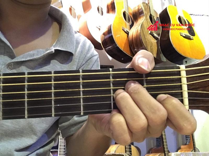 Cách bấm hợp âm guitar cơ bản cho người mới chơi