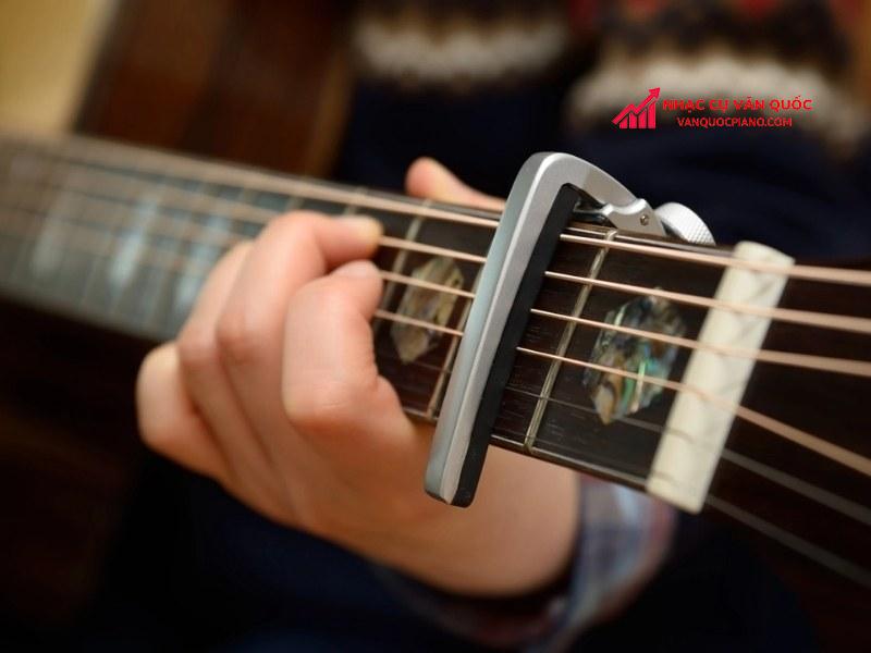 Hướng dẫn cách sử dụng capo guitar cực đơn giản, dễ hiểu
